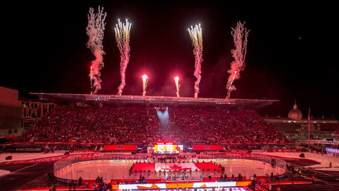 V protismere medzi dvomi autami.