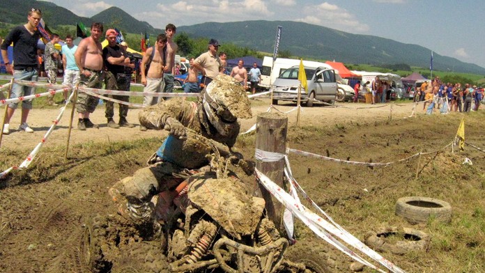 Na snímke pretekár na motocykli.