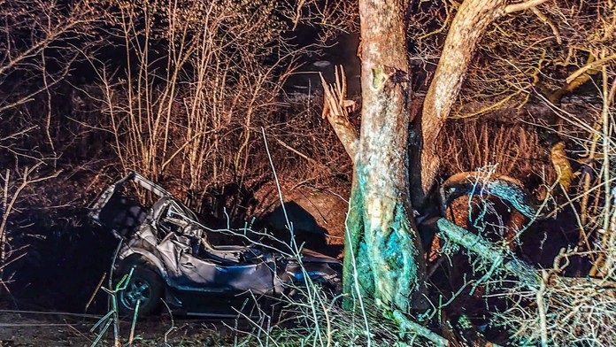 Zdemolované auto ostalo visieť na strome. Len 19-ročná vodička nemala šancu prežiť