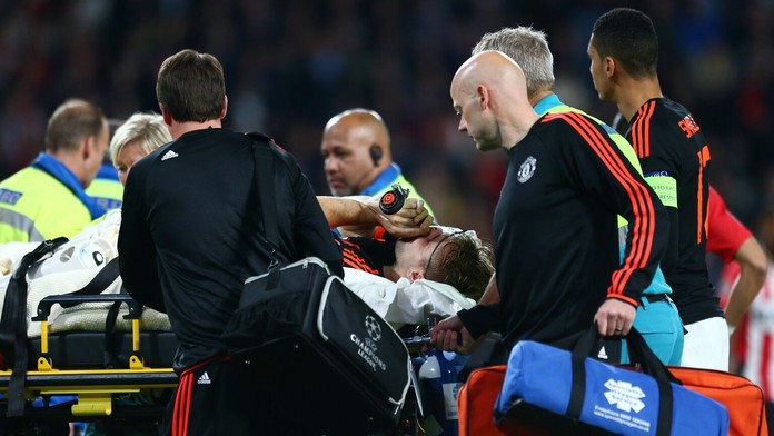 Luke Shaw opustil ihirsko na nosidlách a s kyslíkovou maskou.