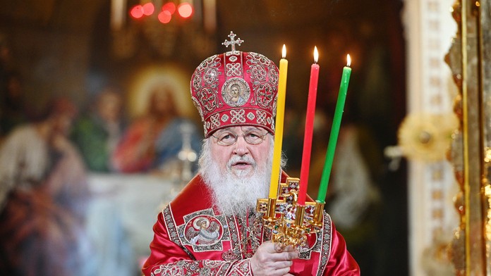 Ruský pravoslávny patriarcha Kirill  (uprostred) počas celebrovania veľkonočnej pravoslávnej bohoslužby v prázdnom Chráme Krista