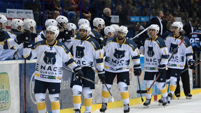 Radosť hokejistov MAC Budapesť po strelení gólu na ľade Košíc.