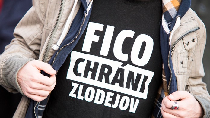 Účastník protestného stretnutia opozičných poslancov, voličov a umelcov.