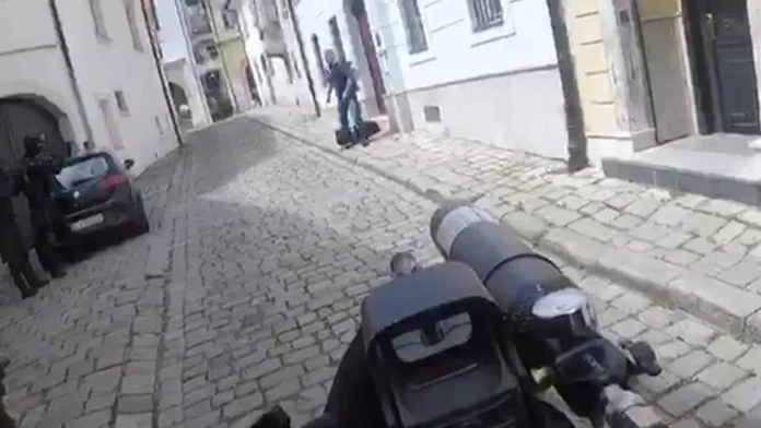 Zásah proti mužovi s nožom - záber z policajnej kamery.