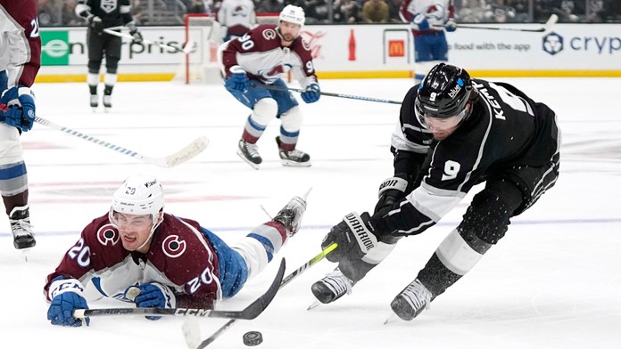 Na snímke vľavo center Colorada Ross Colton, v pozadí jeho spoluhráč a slovenský útočník Tomáš Tatar, vpravo hráč Kings Adrian Kempe.