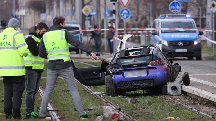 Auto vrazilo do ľudí v Nemecku