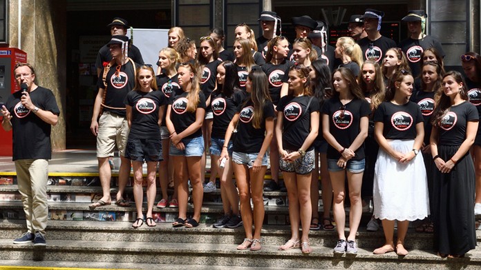 Lúčnica spievala pred odchodom do Tatier na Hlavnej stanici v Bratislave.