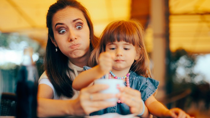 Matka s dcérou v reštaurácii - ilustračná snímka