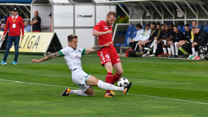 Jakub Bartek (Prešov) v súboji s Lukášom Luptákom (Senica)