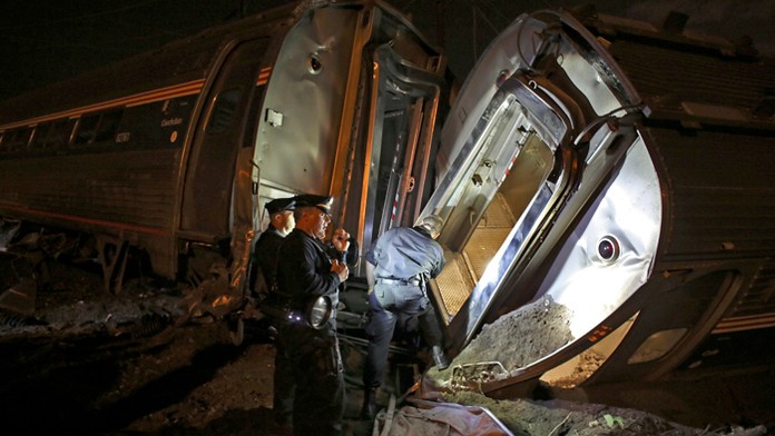 Vlak sa vykoľajil v zákrute.