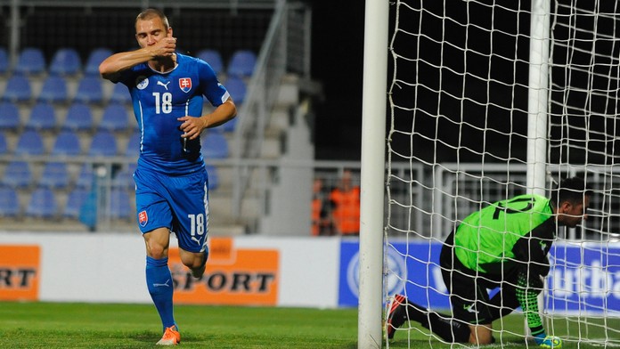 Schalke podpísal na kapote auta, majstrov sveta vyradil rukou. Legende najprv kopačky hodili do koša (príbeh)