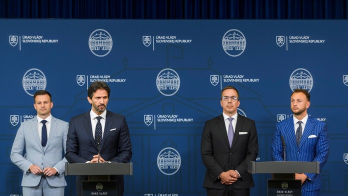 Na snímke zľava vedúci Úradu vlády SR Juraj Gedra, vicepremiér a minister obrany SR Robert Kaliňák (Smer-SD), minister práce, sociálnych vecí a rodiny SR Erik Tomáš (Hlas-SD) a minister vnútra SR Matúš Šutaj Eštok (Hlas-SD) 