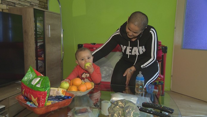 Ilona Damborská s chlapčekom, o ktorého sa stará.