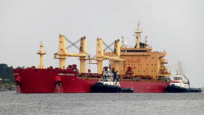 Útok jemenských povstalcov na americkú nákladnú loď v Adenskom zálive.