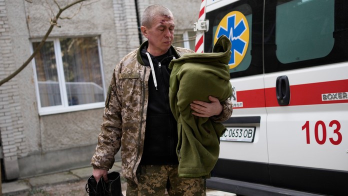 Zranený muž pri sanitke v Novojavorisku.