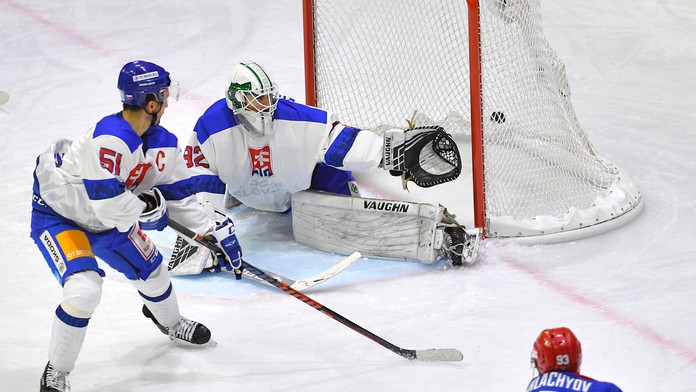 Zľava Dominik Graňák a Andrej Košarišťan sledujú strelu Alexandra Chochlačjova z Olympijského tímu Ruska na Švajčiarskom pohári.