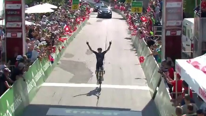 Larry Warbasse sa teší z triumf vo 4. etape na Okolo Švajčiarska.