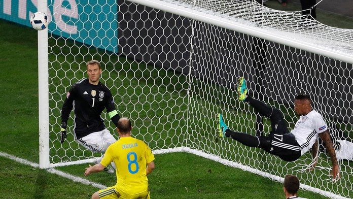 Brilantný zákrok Jeromea Boatenga v dueli proti Ukrajine na ME vo Francúzsku.