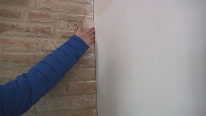 Stanislav ukazuje nedostatky na stavbe.