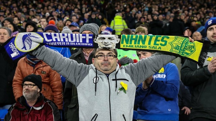 Stredopoliar Barcelony Arthur s loptou (v strede) prenasledovaný Karimom Benzemom z Realu Madrid (vľavo).