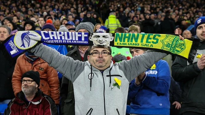 Stredopoliar Barcelony Arthur s loptou (v strede) prenasledovaný Karimom Benzemom z Realu Madrid (vľavo).