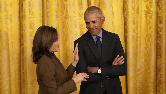 Obamovci podporili Harrisovú v súboji o Biely dom. Mohli by sa objaviť aj v jej kampani