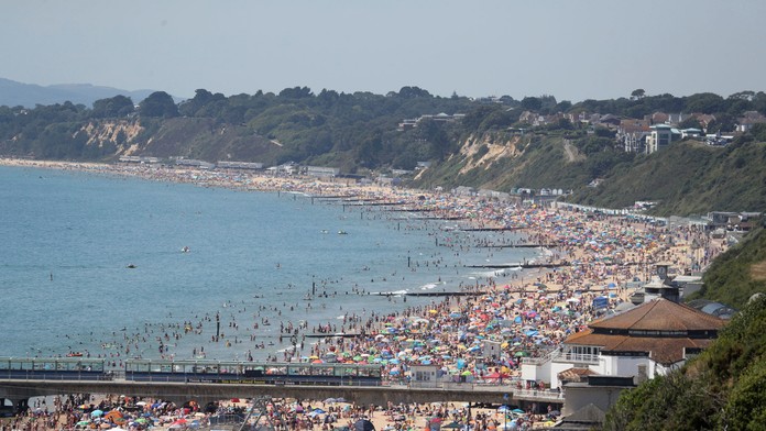 Takto to vo štvrtok vyzeralo na pláži v Bournemouthe.