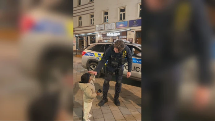 Video malého chlapca z Karlových Varov dojalo celé Česko. Milovník uniforiem je miestnou celebritou