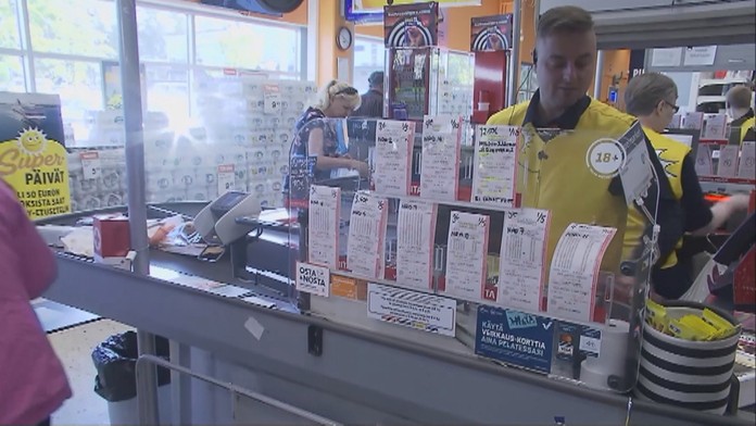 Cléber Silva Nachimento zo Serede (vpravo) v súboji s Jánom Noskom z Horehronia.