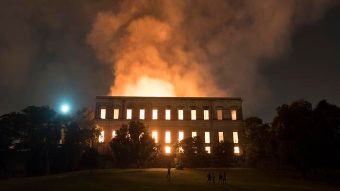 Národné múzeum v Riu de Janeiro zachvátil rozsiahly požiar.