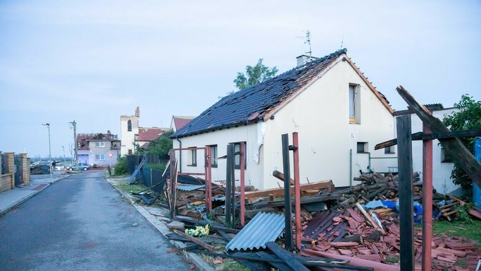 Spustošené domy po tornáde na južnej Morave