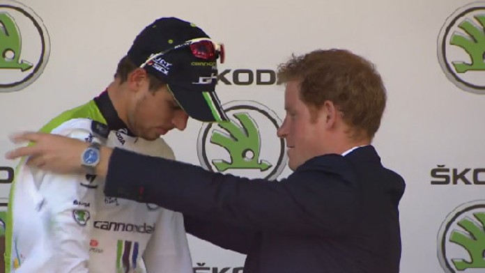 Saganovi oblieka biely dres po 1. etape TdF princ Harry.