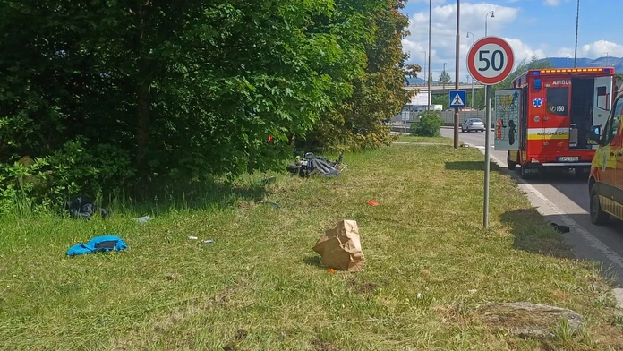 Motorkár narazil do stĺpa, skončil v strome. S vážnymi zraneniami ho previezli do nemocnice