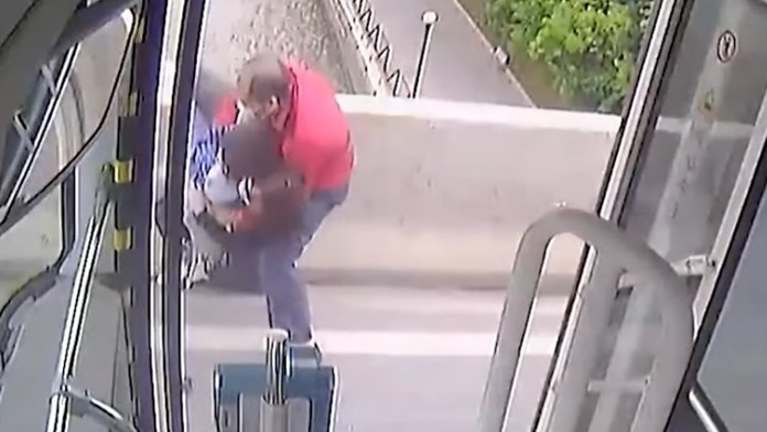 Vodič autobusu drží ženu, ktorá chcela so synom v náručí skočiť z mosta.