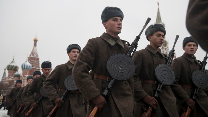 Príslušníci ruskej armády v uniformách sovietskej Červenej armády z II. svetovej vojny pochodujú na vojenskej prehliadke v Moskv