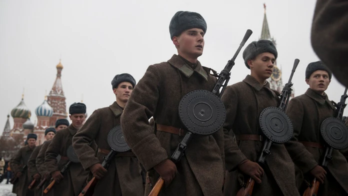 Príslušníci ruskej armády v uniformách sovietskej Červenej armády z II. svetovej vojny pochodujú na vojenskej prehliadke v Moskv