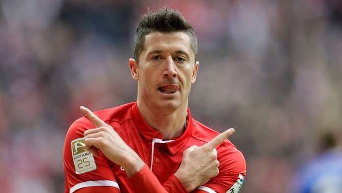 Robert Lewandowski oslavuje úvodný gól do bránky Schalke.