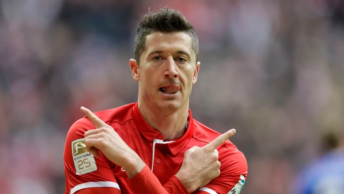 Robert Lewandowski oslavuje úvodný gól do bránky Schalke.