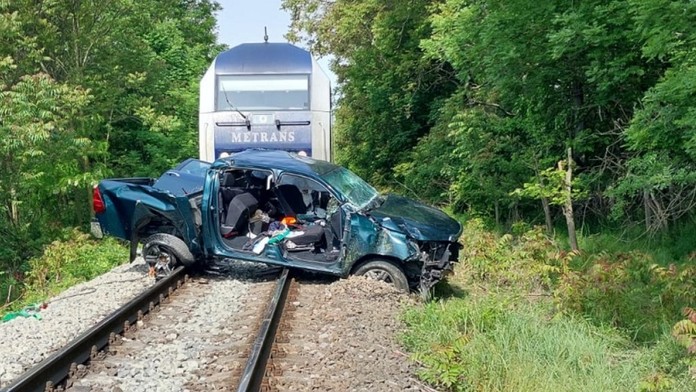 Na snímke zničené auto po zrážke s vlakom vo Veľkej Pake.