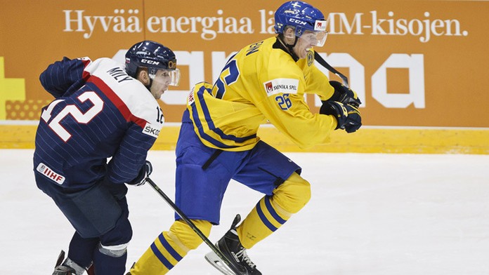 Juraj Milý (vľavo) a Švéd Christoffer Ehn vo štvrťfinálovom zápase MS 20.