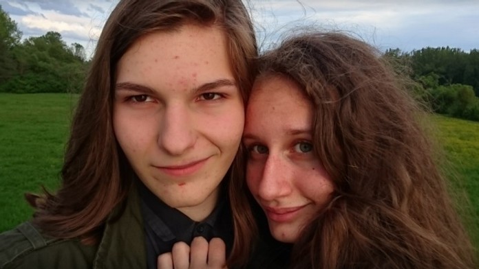 Dvojica odišla z domu a nechala list na rozlúčku.