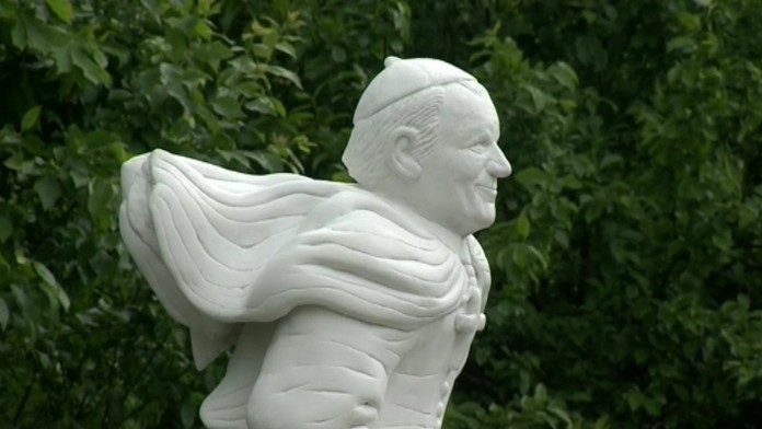 ENEX_2014-05-20-1024-TVN24-POLAND_POPE_STATUE_H264_DV_BFFweb_jpg_bez_watermarku_1.jpg