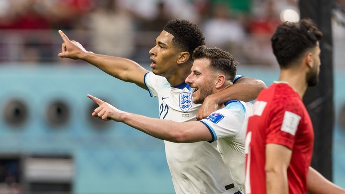 Gólová smršť a 24 minút nadstavenia. Angličania vykročili v Katare správnou nohou