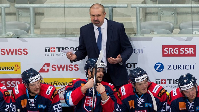 Na snímke hore tréner slovenských hokejistov Zdeno Cíger počas  zápasu Slovensko - Bielorusko na Turnaji štyroch krajín..jpg