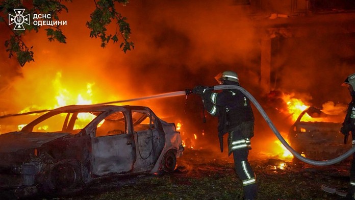 Hasiči zasahujú po útoku ruskej armády na obytnú štvrť v ukrajinskom meste Odesa .