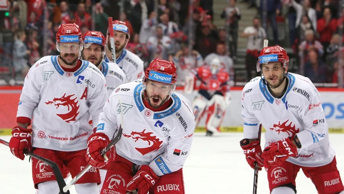 Brno otočilo zápas v poslednej tretine, úradovali Slováci. O výhre Třinca rozhodol Hrehorčák