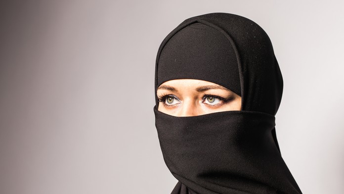 Nikáb.
