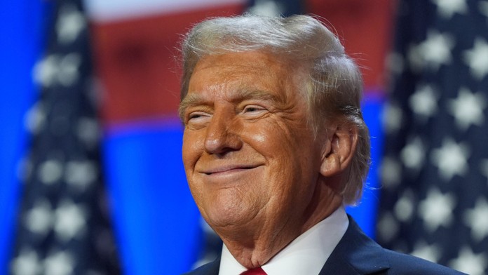 Republikánsky prezidentský kandidát a americký exprezident Donald Trump sa usmieva počas volebnej noci.