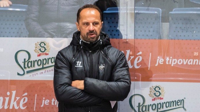 Na snímke tréner HK Dukla Trenčín Ján Pardavý počas zápasu HC Slovan Bratislava - HK Dukla Trenčín.