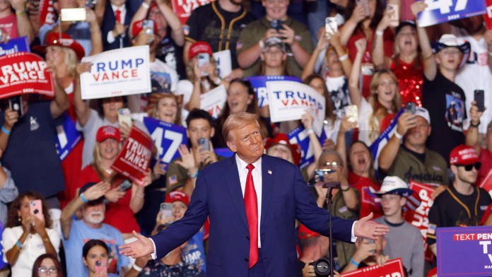 Komunistka či blázon. Donald Trump pokračuje v útokoch na Kamalu Harrisovú, vraj vyzerá lepšie ako ona